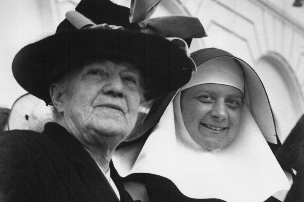 Zuster Jules-Marie samen met haar moeder.