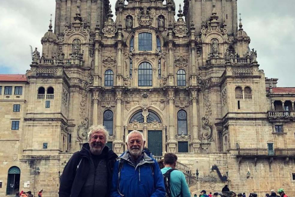 Wim Waes (rechts) papa van Tom Waes bij zijn aankomst in Santiago De Compostella met medepelgrim Hugo (74)