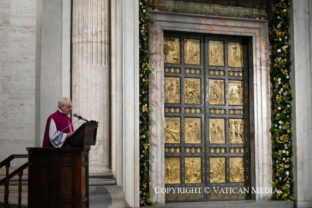 Aankondigingsbul jubeljaar 2025 'Spes non confundit' wordt voorgelezen bij de gesloten heilige deur van de Sint-Pietersbasiliek