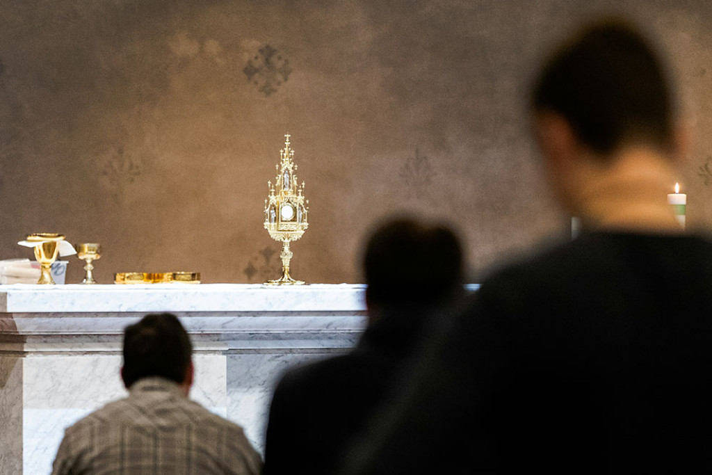 Tijdens een eucharistische aanbidding ben je stil aanwezig bij God die aanwezig is in de geconsacreerde hostie, een heel eenvoudige manier van bidden en devotie