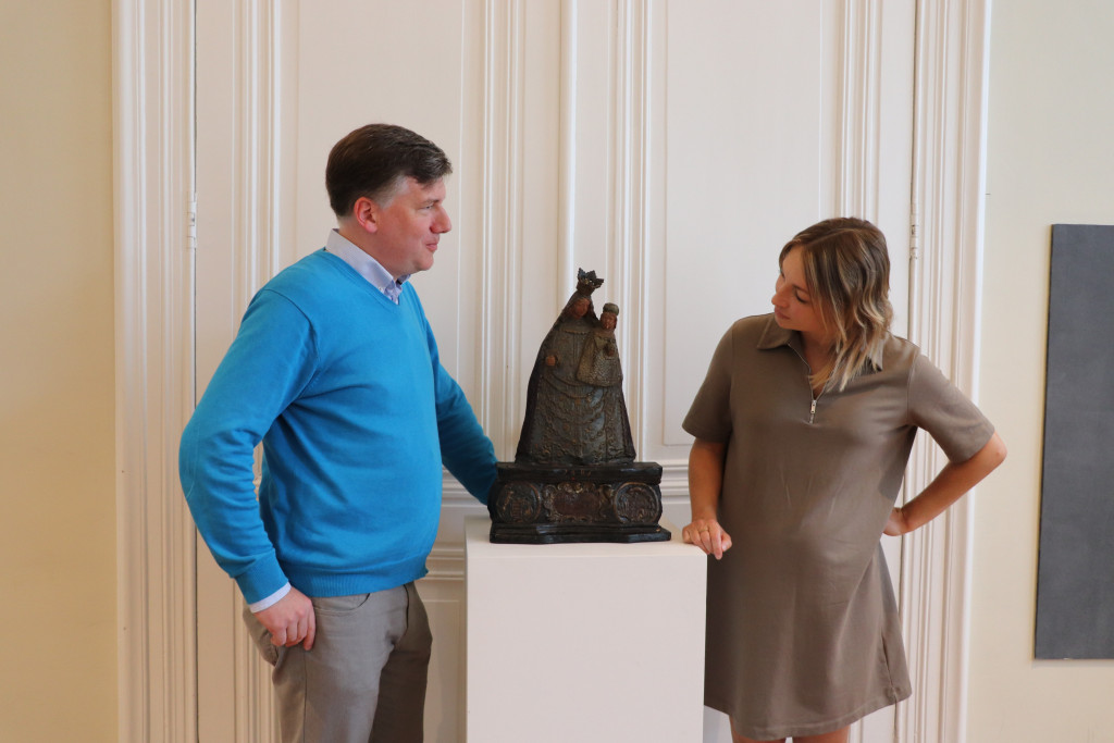 Het beeld van de Virga Jesse staat op een houten sokkel, met daarop de wapenschilden van Hasselt en van Libbrecht van Elsrack, de vermoedelijke opdrachtgever 