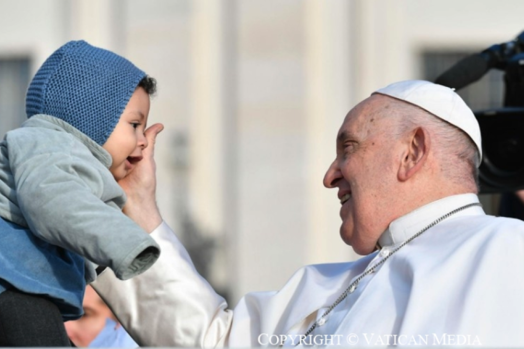 Paus Franciscus begroet kind