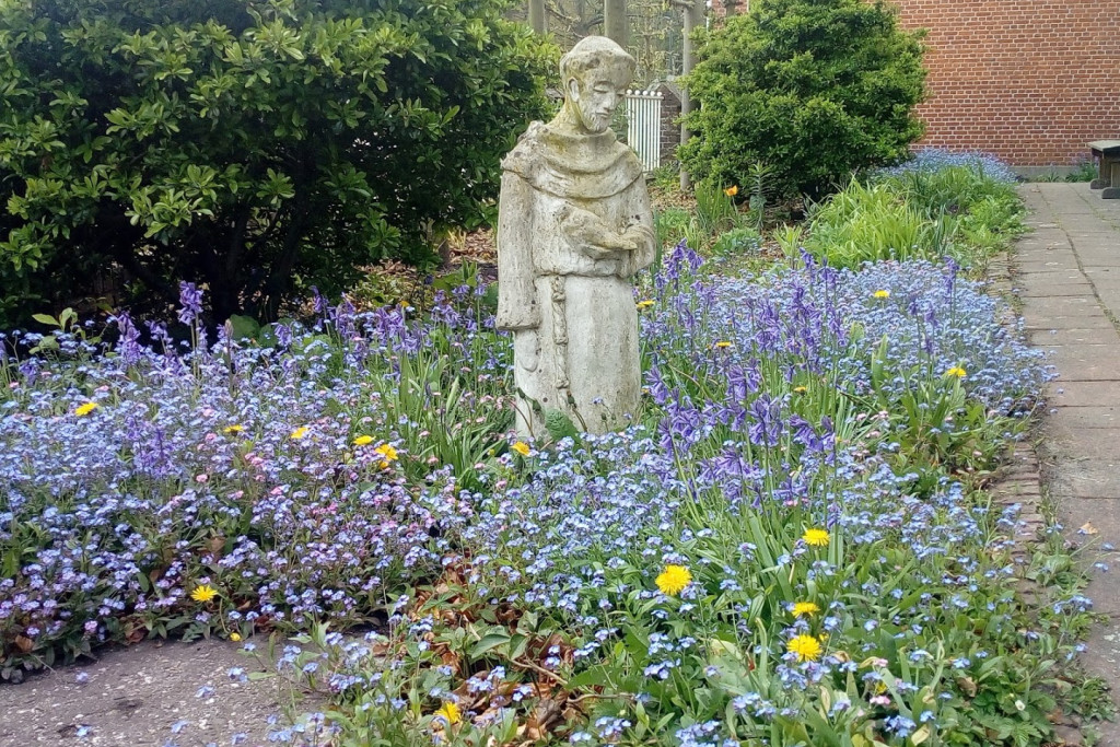 In het klooster van de Broeders van Huijbergen en de bijhorende leefgemeenschap De Huijberg kan je terecht voor een rondleiding door de permacultuurtuin, koorzang en een bezoek aan de kloosterwinkel