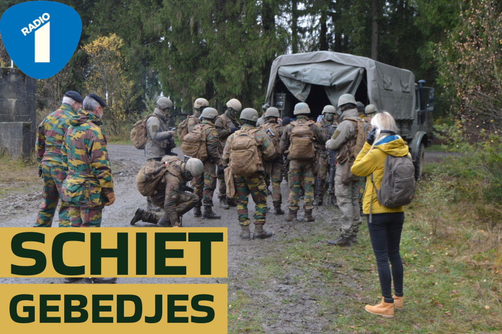 Soldaten stappen op een vrachtwagen. Beeld van de podcastreeks 'Schietgebedjes'.