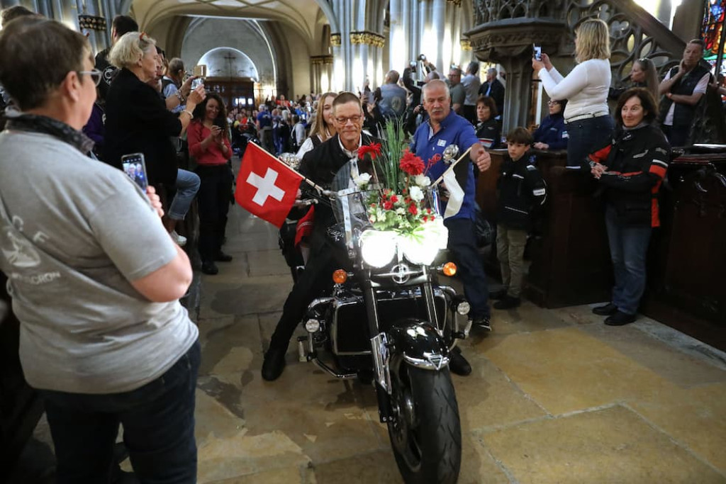 François Castella, eerste centaur voor Zwitserland, is erg ontroerd als hij de kathedraal binnenrijdt