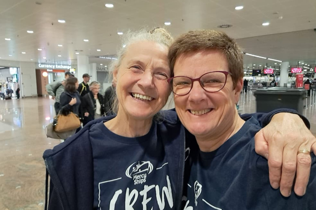 Maggi Vanacker en Geert Michiels in de luchthaven net voor hun vertrek naar Madagaskar met Mercy Ships 