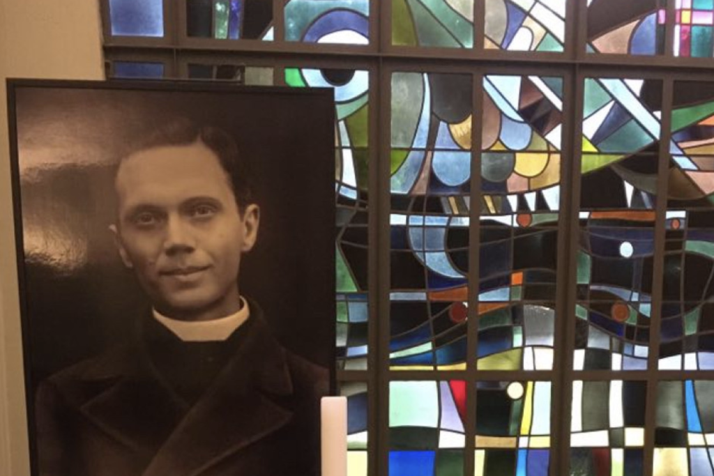 Een portret van priester Poppe in de kapel in Moerzeke.