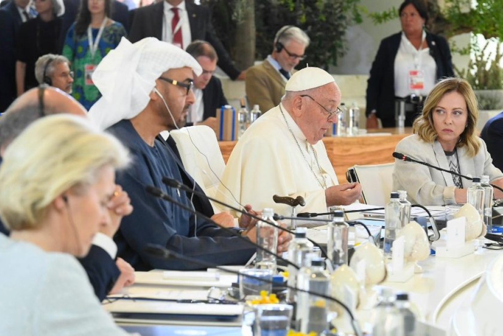 Paus Franciscus spreekt de G7 toe aan de ronde tafel.