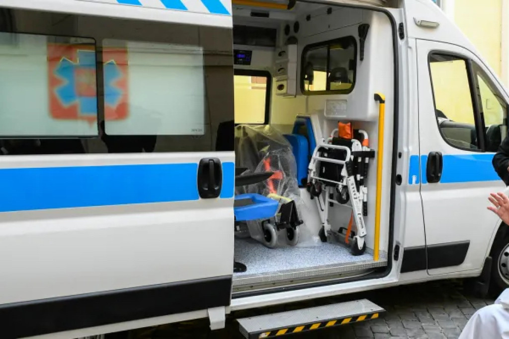 Paus Franciscus geeft de zegen aan een nieuwe zending hulpgoederen, inclusief ambulance, voor Oekraïne.
