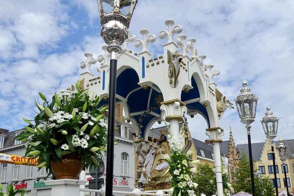 De Maria-Ommegang trekt op zondag 7 juli door de Poperingse centrumstraten.