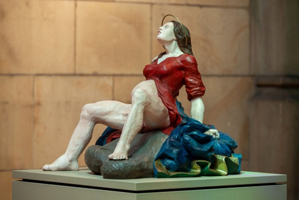 Het beeld 'Crowning' (kroning) van kunstenares Esther Strauss toonde een barende Maria in de kunstkamer van de kathedraal van Linz