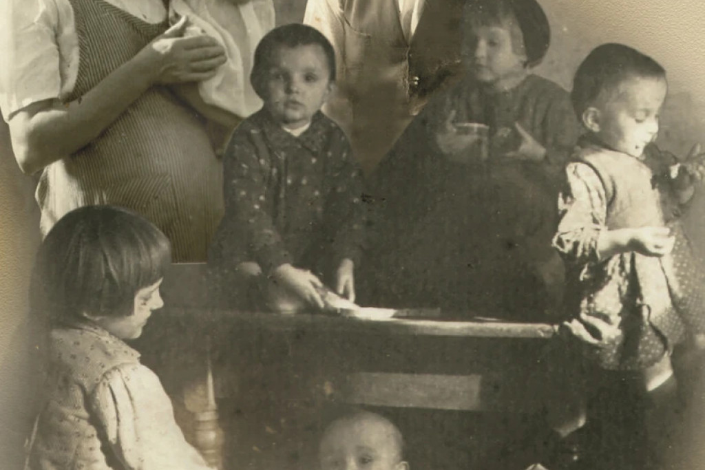 Jozef en Wiktoria Ulma met hun 6 kinderen en 1 ongeboren kind in 1943