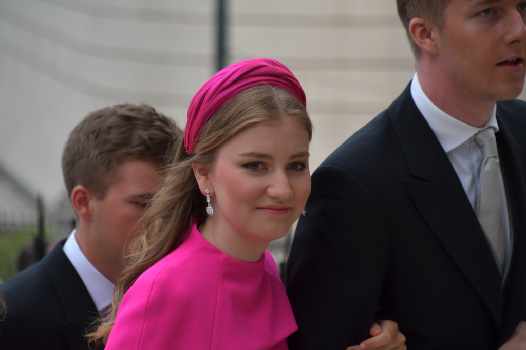 Prinses Elisabeth viel op in een felroze jurk.