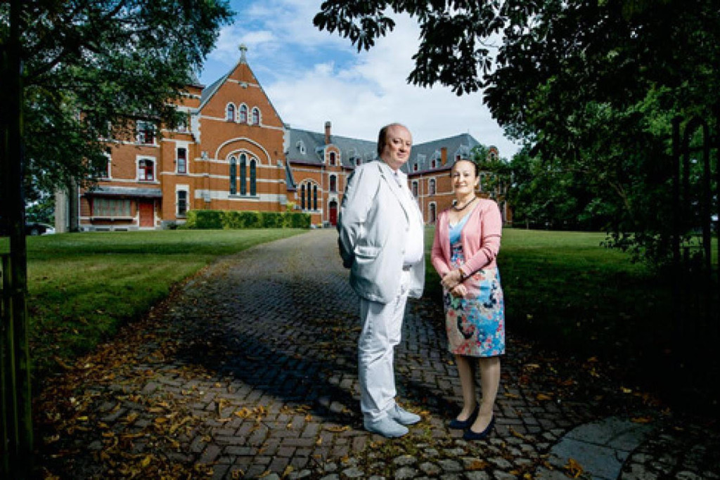 Leonid en Hagit Kerbel voor het klooster van Fichermont, vandaag de Musica Mundi School, hun levenswerk. Leonid en Hagit Kerbel voor het klooster van Fichermont.