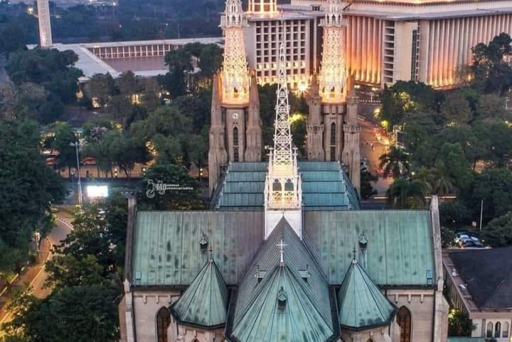 In één beeld: de kathedraal en de grote moskee van Jakarta.