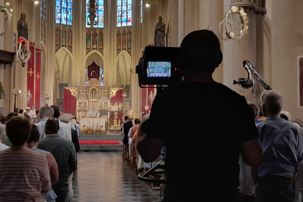 De televisieviering kwam rechtstreeks vanuit de Sint-Quintinuskathedraal in Hasselt.