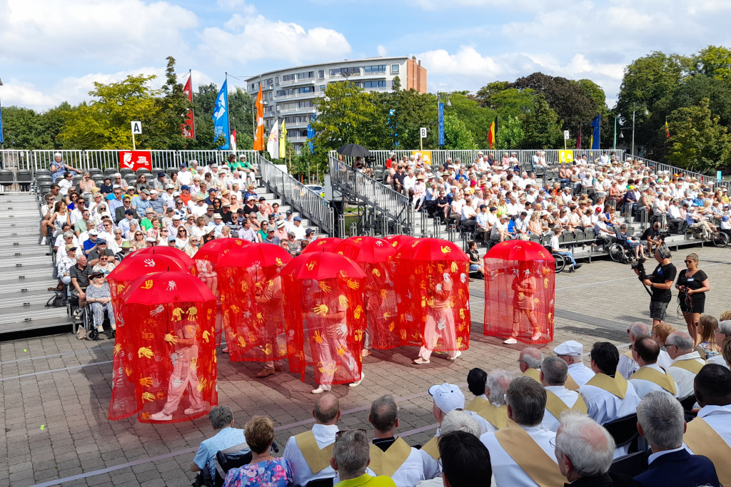 Rode paraplu’s als symbool voor het pinkstervuur. 