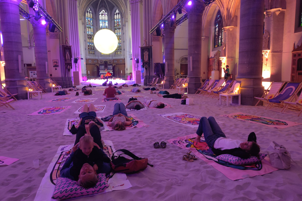 Tonnen zand werden aangevoerd om van de kerk een zomerse ontmoetingsplaats te maken. 