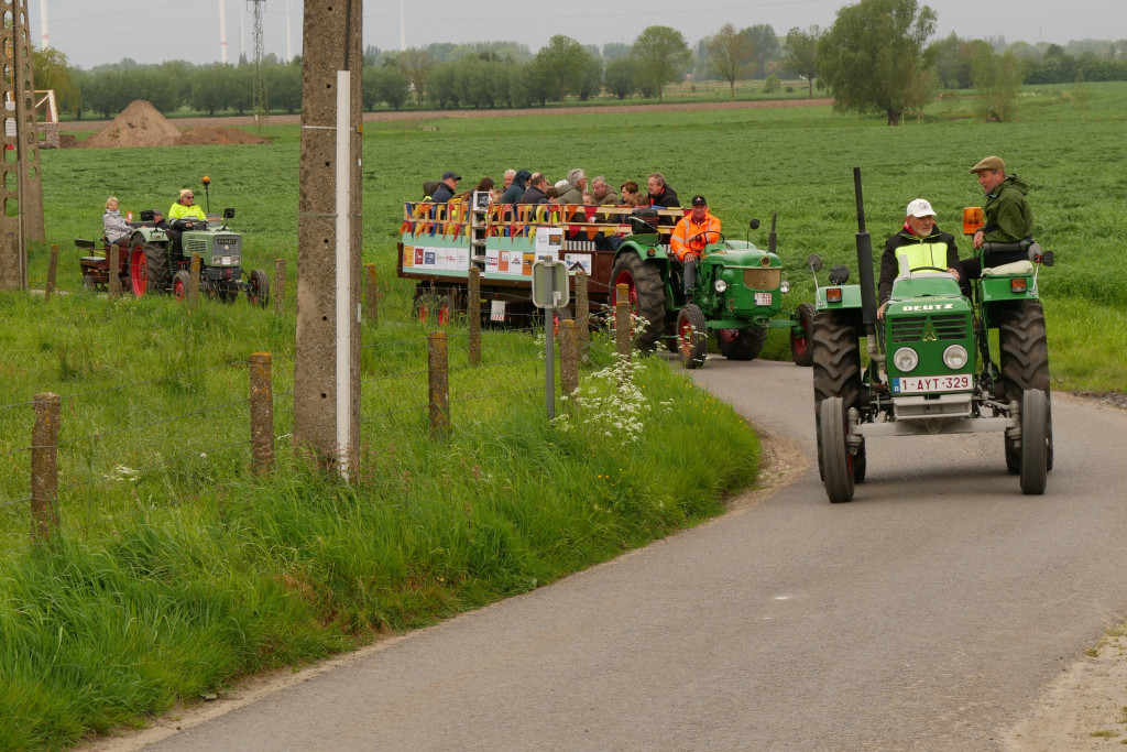 Tractoren brengen de deelnemers van de ene naar de andere kapel.