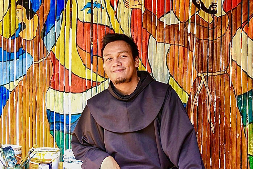 De Filipijnse franciscaner broeder Christopher Villanueva voor een van zijn kunstwerken
