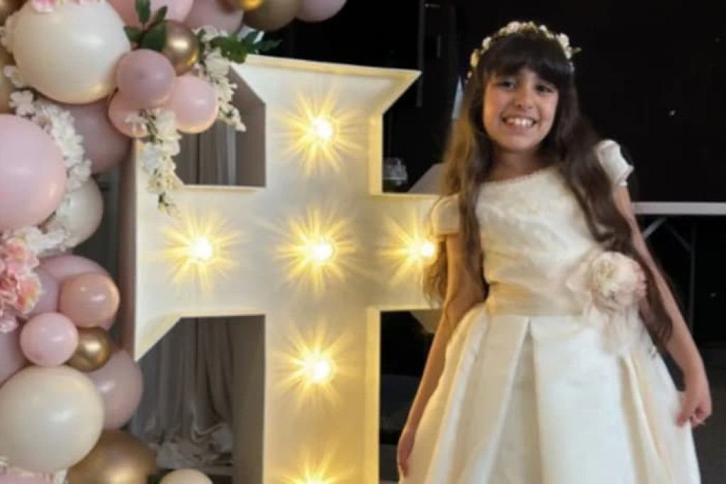 Een foto van Alice Aguiar werd door de familie uitgedeeld tijdens de herdenkingsdienst in de kerk van Sint-Patrick in Southport, Engeland