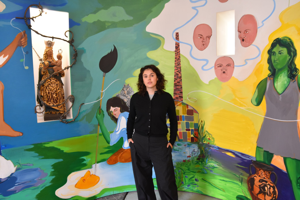 De Antwerpse kunstenares Amber Andrews voorzag het interieur van een kleurrijke muurschildering. 