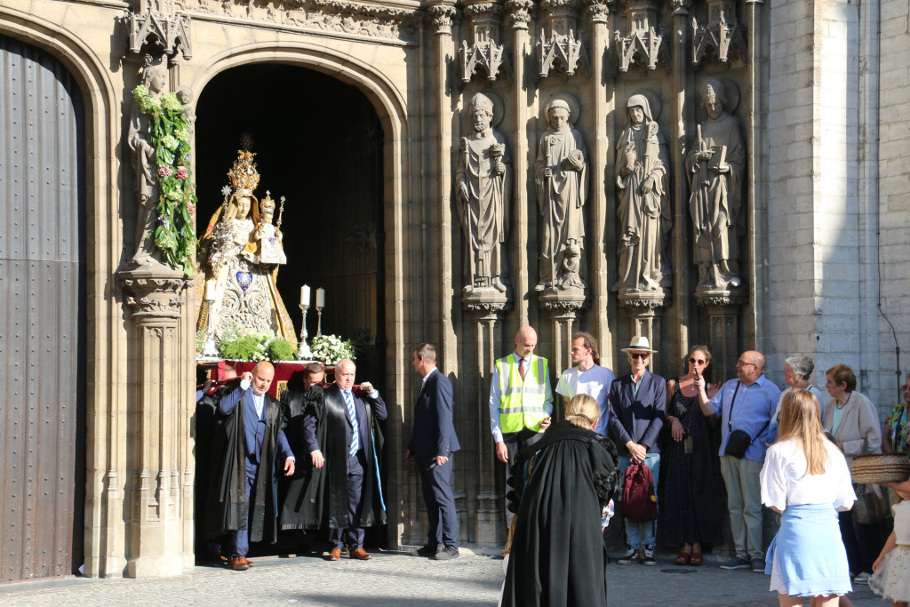 Het genadebeeld van Maria wordt de kathedraal van Antwerpen uitgedragen en begint aan zijn jaarlijkse ommegang.