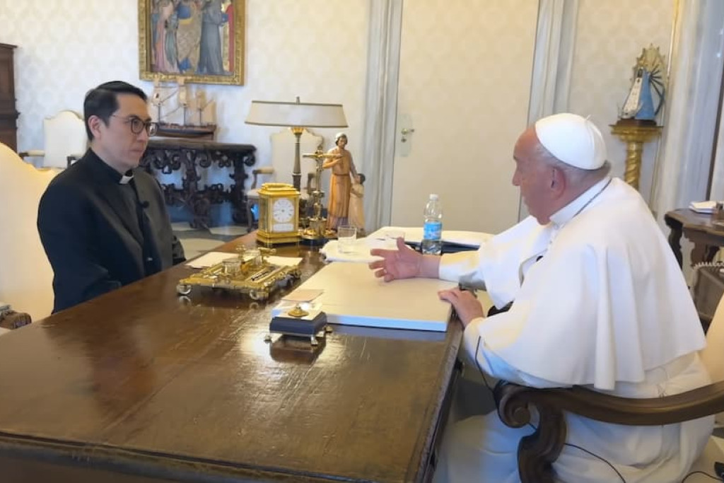 Paus Franciscus wordt geïnterviewd door jezuïet Pedro Chia