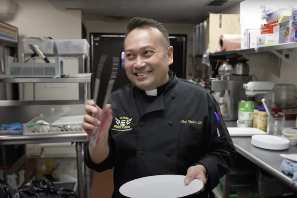 Priester Leo Patalinghug in zijn nieuwe restaurant Gastro Social