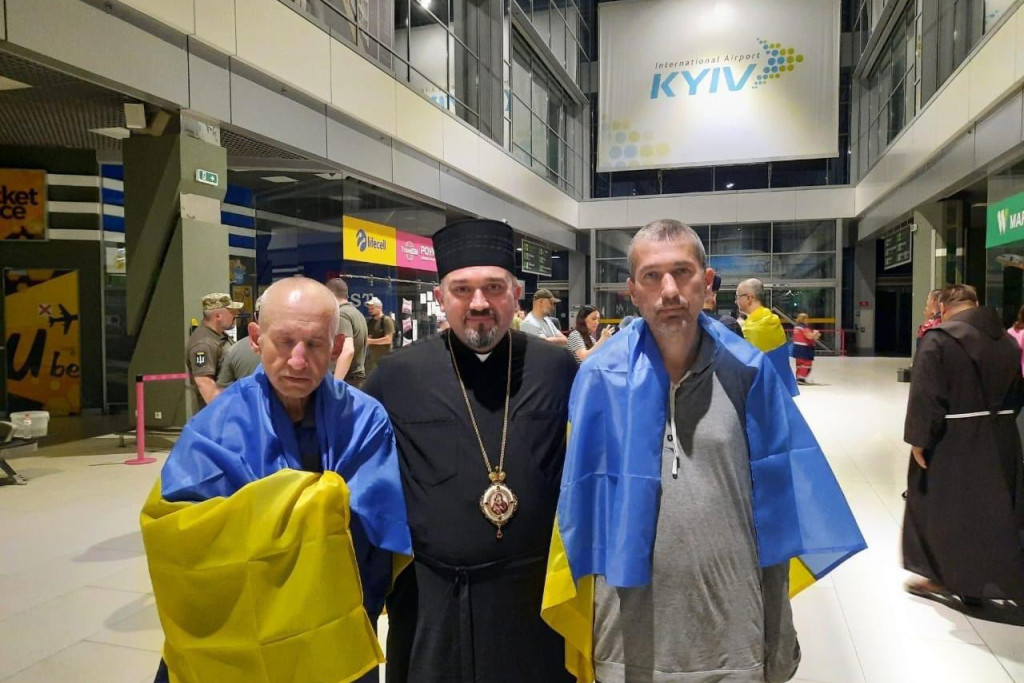 Bohdan Heleta (links) en Ivan Levytskyi (rechts) paters redemptoristen van de Oekraïense Grieks-katholieke Kerk bij hun vrijlating op 28 juni 2024