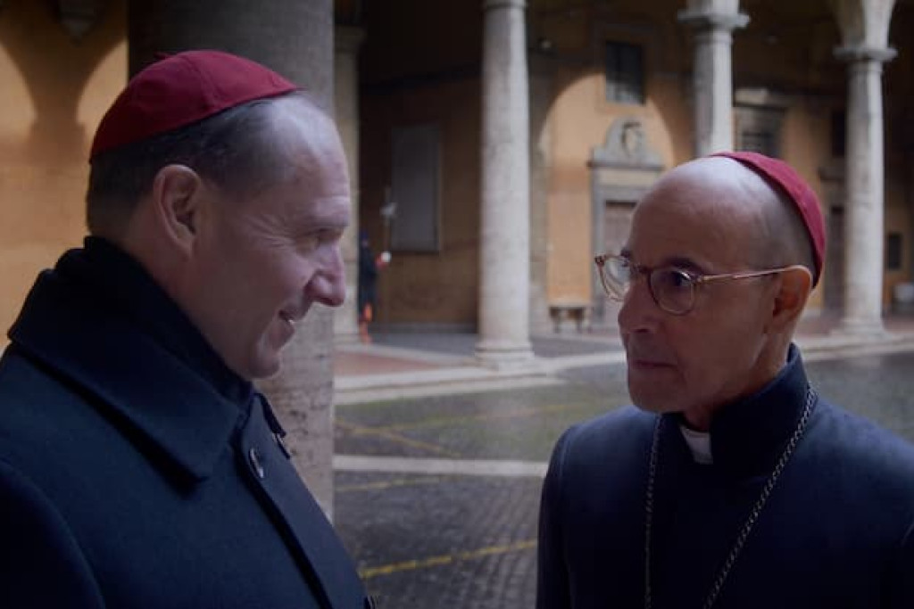 Ralph Fiennes en Stanley Tucci in Conclave (2024)