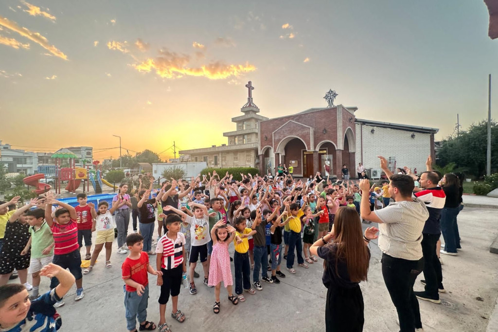 Zomercatechese in en rond de Syrisch-katholieke Mart Shmoni-kathedraal in de christelijk wijk Ankawa van de hoofdstad Erbil van Noord-Iraaks Koerdistan.