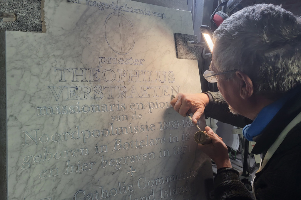 Letterkapper Filip Martin is vereerd het monument te mogen maken. 
