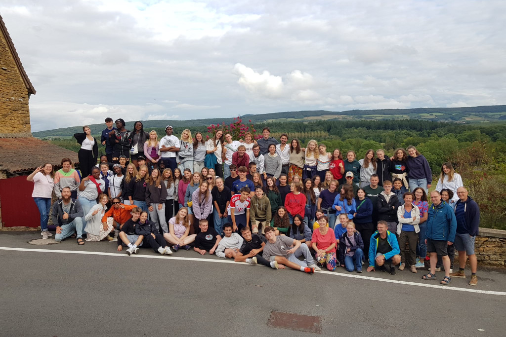 De jongeren, met diverse levensovertuigingen, komen uit het Leonardocollege (Denderleeuw), het SMI en DVM Hummaniora (Aalst).