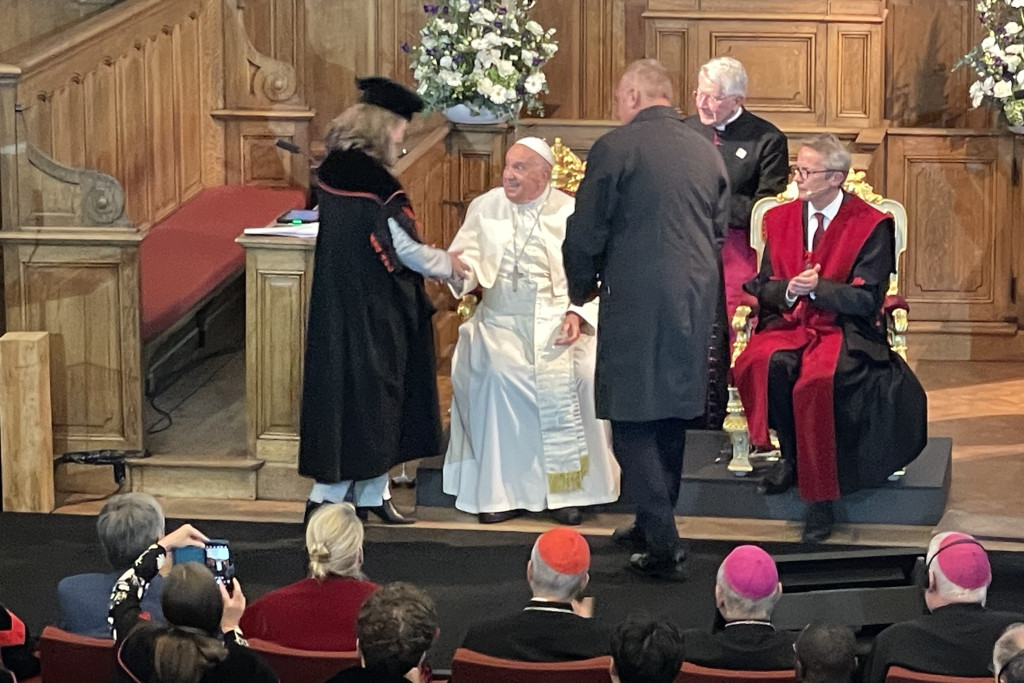 Bénédicte Lemmelijn schudt de hand van paus Franciscus.