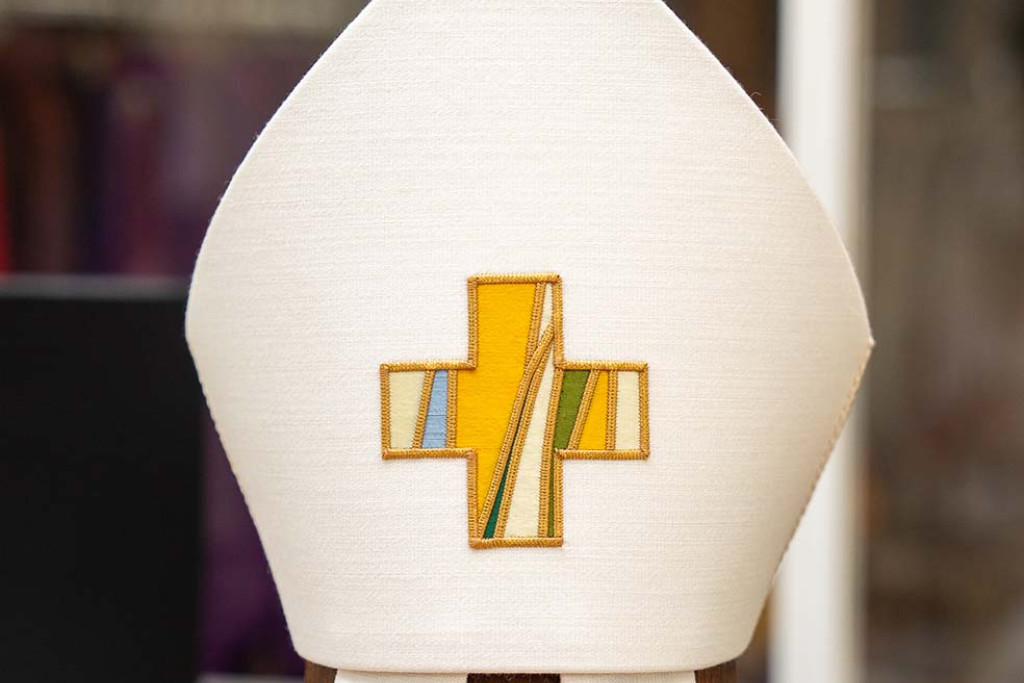 Marc Schotte presenteert met trots de liturgische kledij die zijn atelier Arte Grossé maakte voor paus Franciscus
