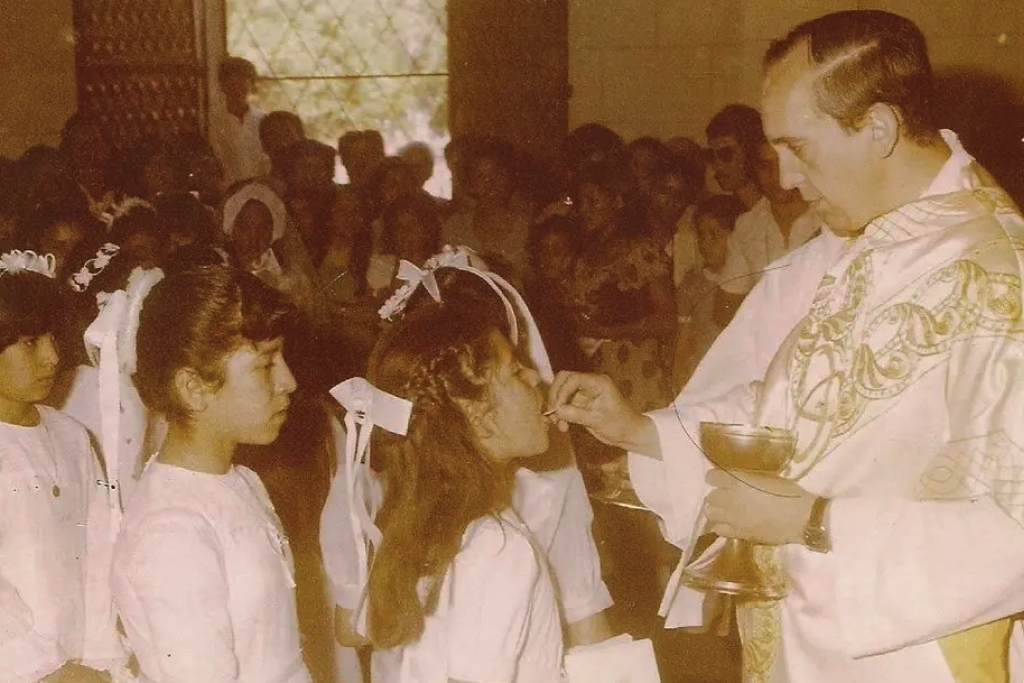 1986: Jorge Bergoglio tijdens een eucharistieviering met eerste-communiecanten.