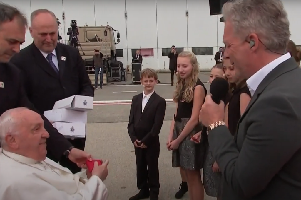 Christoff zingt 'Glorie Hallelujah' voor de vertrekkende paus Franciscus.