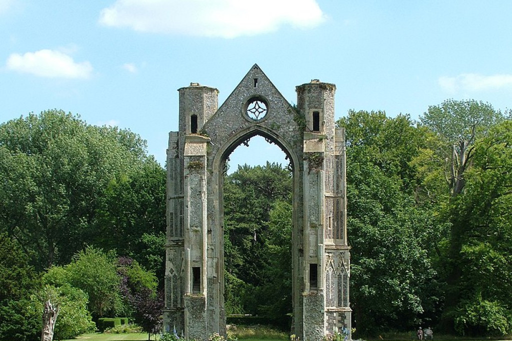 Slechts één boog herinnert aan de 13de-eeuwse Walsingham Abbey van augustijner kanunniken