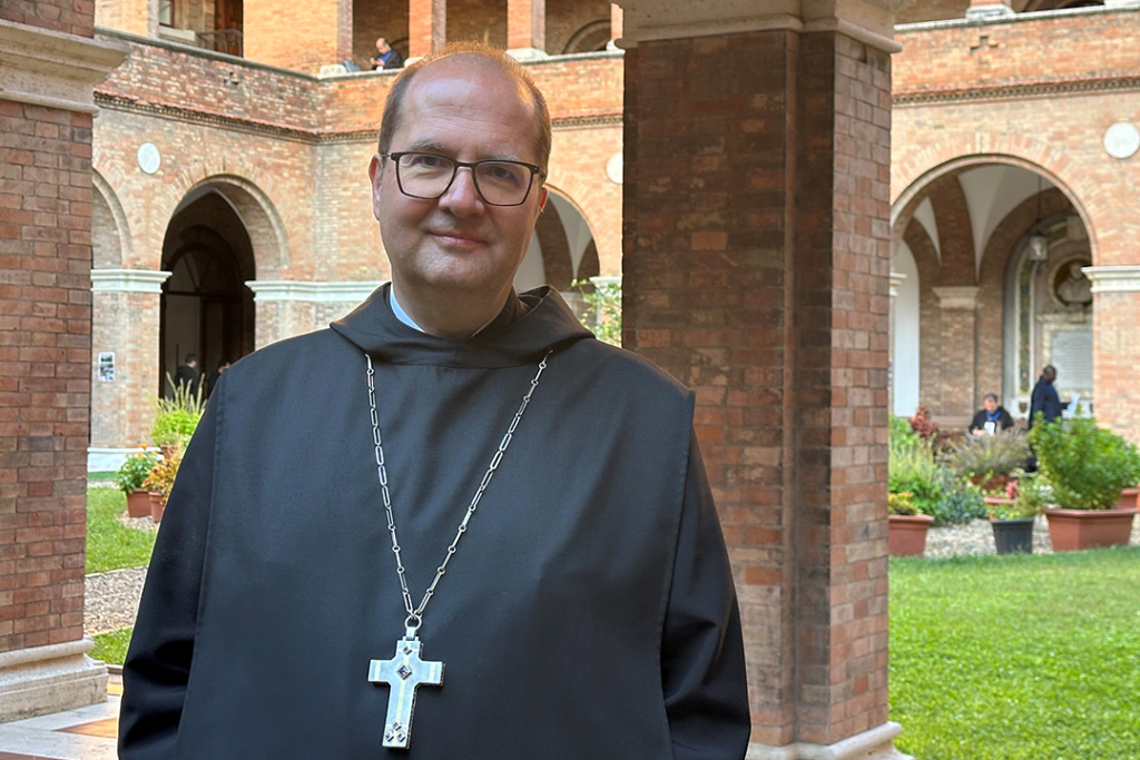 Duitser Jeremias Schröder voor zijn abdij in Sankt-Ottilien.