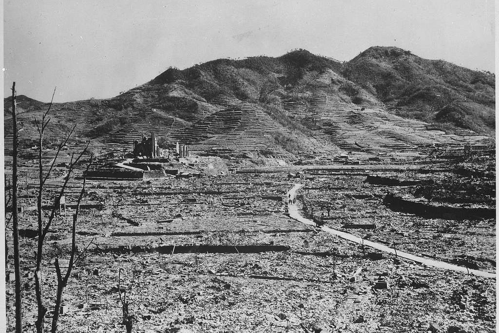 Nagasaki na de atoombom van 9 augustus 1945, met de restanten van de kathedraal op de achtergrond