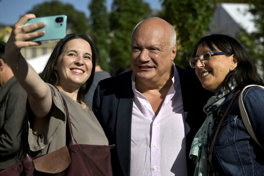 En of Eric-Emmanuel Schmitt een populaire auteur is! Fans maken een selfie met auteur Eric-Emmanuel Schmitt.