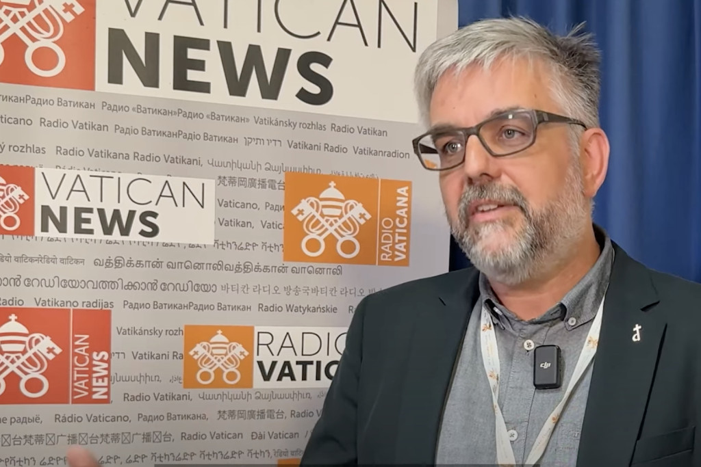Geert De Cubber is de enige permanent diaken op de synode over synodaliteit. Geert De Cubber tegen scherm van Vatican News.