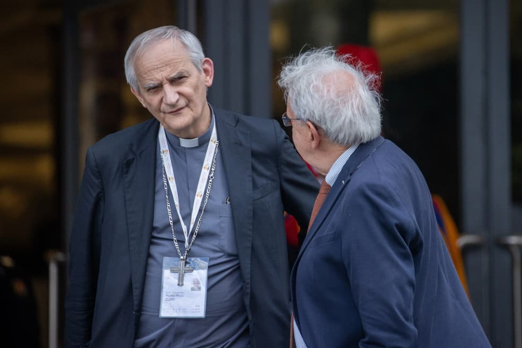 Kardinaal Matteo Zuppi (links) komt aan in het Vaticaan voor de synode over synodaliteit op 10 oktober 2024