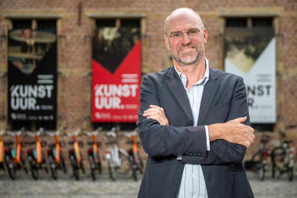 Hans Bourlon, CEO van Studio 100, begon in 2019 met het project Het Kunstuur, dat mensen op een nieuwe manier kunst doet ervaren. Hans Bourlon, CEO van Studio 100, poseert voor affiches van Het Kunstuur in Mechelen.