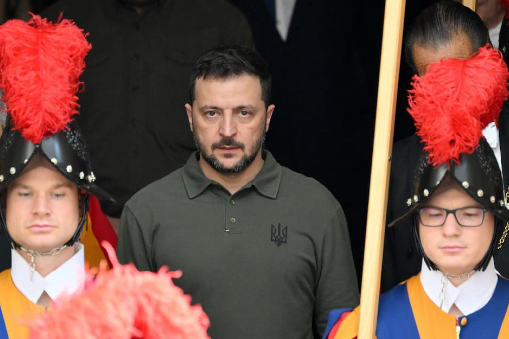 Oekraïense president Volodymyr Zelensky in de San Damaso binnenplaats in Vaticaanstad na zijn audiëntie met paus Franciscus op 11 oktober 2024
