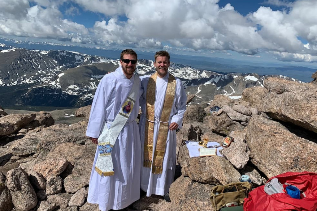 Priester John Nepil (rechts) viert de mis op de top van Mount Yale bij Buena Vista, Colorado, met priester Sean Conroy, beiden van het aartsbisdom Denver 