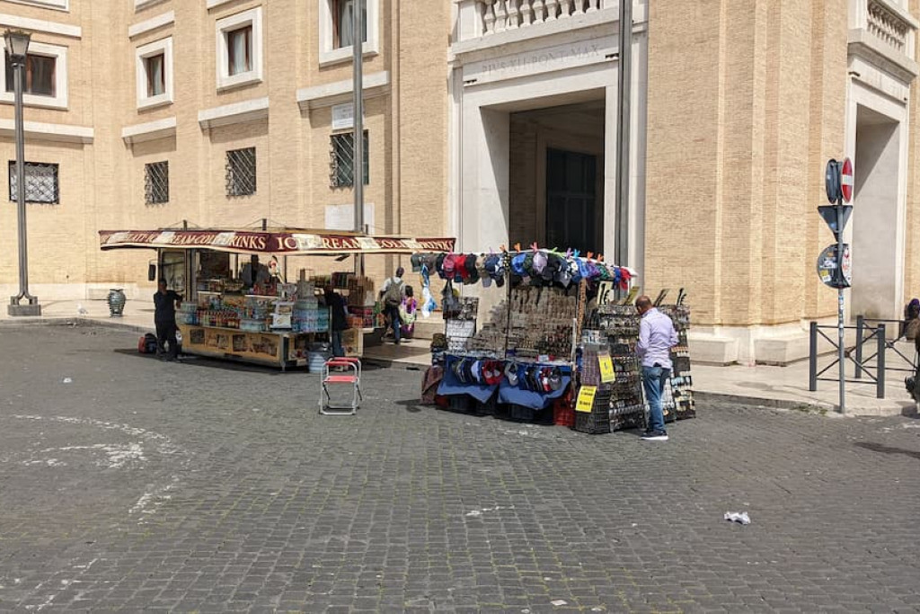 Straatverkopers met eten, drinken en souvenirs bij de ingang van Vaticaanstad aan de Via della Conciliazione in Rome, Italië