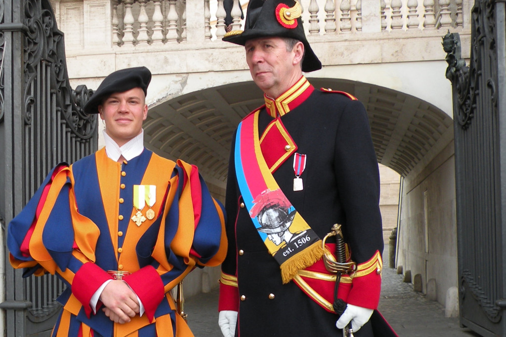 Suisse Tony Achtergael (rechts) naast een militair van de Zwitserse Garde in het Vaticaan.