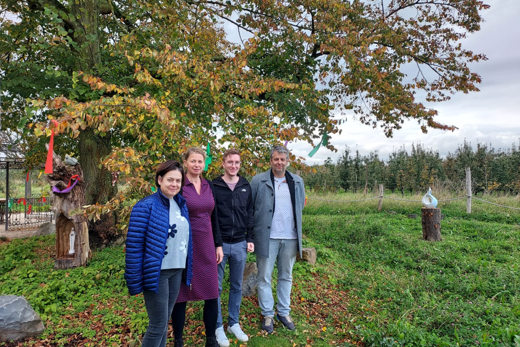 Voor de lindeboom op de Pleisterplek staan pastores Hilde Schmitz, Ann Verscuren en Jonas Sanen, naast algemeen directeur Bert Plessers.